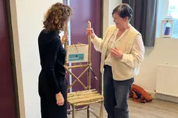Anna (58) uit Ternaard vindt op de valreep een plek voor haar toekomststoel: in de werkkamer van Sophie Hermans