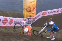 Van der Poel onderuit bij verkenning, Relay-verrassing loopt breukje op na stoer gevecht met Casasola