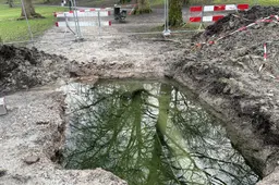 Drinkwater spoelt Leeuwarder stadsgracht in: lek deze week gedicht in Prinsentuin
