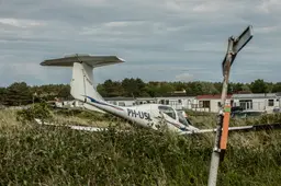 Vliegtuigje op Ameland schoot van de baan door haast en vastzittende rem: ‘Tijdsdruk van invloed’