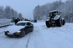 Wietse Rienk strandt in de sneeuw bij Grou. ‘As de baas wol dat ik kom, hellet er my mar mei de trekker op’