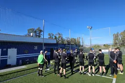 Friese amateurvoetbalclubs zoeken de zon op om te trainen; de thuisblijvers krijgen ongelijk