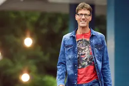 Hans Schiffers (65) presenteert het oudste radioprogramma van ons land en wint belangrijkste radioprijs. ‘Arbeidsvitaminen is tijdreizen’