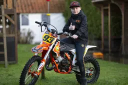 Luca (10) uit ‘t Zandt vecht voor leven na zware crash. Toch klimt hij het liefst weer op zijn motor: ‘Geweldig mooie klotensport’
