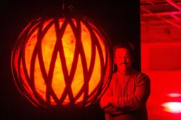 Op lichtkunstfestival LUNA in Leeuwarden klopt het grote hart van ‘knutselaar’ Karsjen (30) uit Sintjohannesga