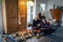 Hond doodgeschoten in Wapse door man met geweer. Baasje Lotte (48): ‘Benji lag in de sloot. Dood’