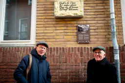 Ooit uit container gevist, en nu weer stralend aan de muur: Jongbloed-gevelsteen is terug in Leeuwarden