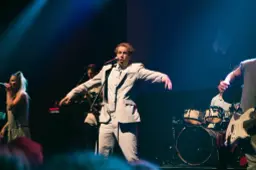 Blanko (37) uit Volendam brengt beroemde Talking Heads-concertfilm ‘Stop Making Sense’ live. ‘Totaaltheater, vrijheid, speelse energie. En hits!’