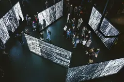 Gudrun Barenbrock schildert met de camera, bovenin de Achmeatoren in Leeuwarden
