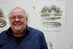 Age Hartsuiker uit Jubbega is 40 jaar kunstenaar: ‘Het is alsof mijn tekenhand eigenlijk bepaalt wat er gebeurt’