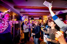 Feesten voordat de werkdag begint. Tientallen mensen in Leeuwarden staan op de dansvloer. ‘Je wordt heel vrolijk wakker’