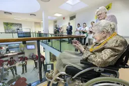 Janna (100) uit Dokkum krijgt aubade op haar verjaardag. ‘Jo hawwe de fleur der noch goed yn’