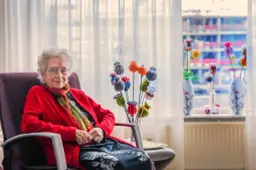 Brei- en haakwerk fleurt kamer van 100-jarige schippersdochter Elizabeth uit Sneek op