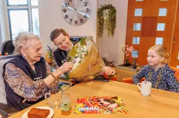Hinke (100) uit Oosterwolde gaat nog elke vrijdag naar de kapper voor haar krullen. ‘De blazer net te hyt, hin?’