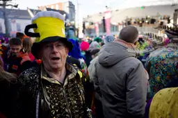 Muntenverkoper Catrinus (74) uit Wommels kijkt zijn ogen uit tijdens carnaval in Heerlen. ‘In folslein oare wrâld’