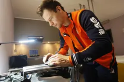 De schaatsen van gouden Femke en zilveren Jenning zijn in goede handen bij materiaalman Rienk Nauta uit Heerenveen