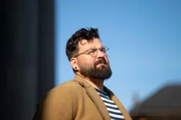 Jorrit (33) uit Leeuwarden plaatste berichten over Charlie Kirk en werd wekenlang bedreigd. ‘Domste beslissing ooit’