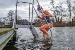 Troebel of niet, voor Jildou (45) uit Oudehaske werkt het water van It Nannewiid als een soort drugs