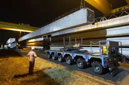 Zien: hoe Haitsma Beton in Kootstertille betonnen liggers van 135.000 kilo over de weg vervoert