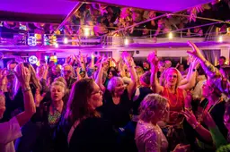 Swingen op jarentachtighits, gamen op de Atari en bellen met een draad tijdens avondje nostalgie in deinde discobubbel in Harlingen