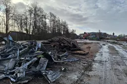 Grote loods Schuilenga Hout in Surhuisterveen tegen de grond. Wat zijn de plannen voor het terrein?