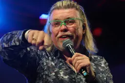 Zanger René Karst te zien in De Slimste Mens: eerste aflevering met een zwart randje