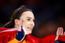 Schaatspakken van Friese Olympiërs leveren duizenden euro’s op, pak Jutta Leerdam geveild voor bijna 2 ton