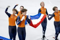 Shorttracker Itzhak de Laat dolblij na goud op aflossing. ‘We hebben de vloek doorbroken’