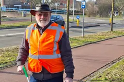 Zwerfvuilraper Filip (71) is blij met handige app, het helpt hem bij het registreren van de 9 kilo die hij per dag opraapt in Leeuwarden
