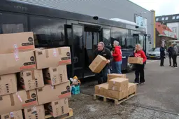 Deze hotelbus reed tot voor kort op Schiermonnikoog en gaat nu leerlingen vervoeren vlak bij het front in Oekraïne
