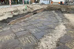 Hier komt straks de historische ‘dambordvloer’ die archeologen bij middeleeuwse Waag Leeuwarden vonden