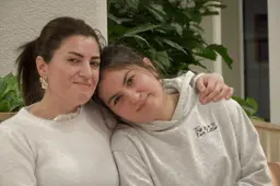 Zeina (16) is al 26 maanden in Nederland, spreekt de taal en zit op de havo. Toch wacht ze nog op een asielbesluit: ‘Je voelt je vergeten’