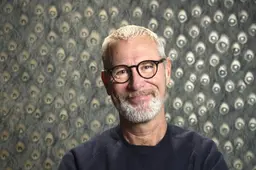 Eric Corton (57) solo op de planken met stuk over alzheimer.  ‘Dat punt van vertellen dat iemand niet thuis kan blijven, is waar ‘Pa’ om draait’
