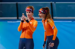 Achter het landbouwplastic in de jaarbeurs van Milaan is een fraaie olympische schaatsbaan gebouwd