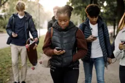 Zo kom je van je telefoonverslaving af: ‘De gouden tip is de plus 5 methode’