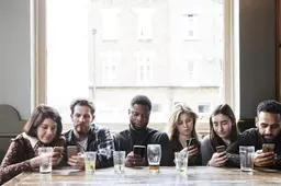 Ben jij telefoonverslaafd? Dit zijn de signalen: ’Schermtijd is niet bepalend’
