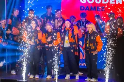 Zo beleefden publiek en olympiërs de huldiging van TeamNL op een bomvolle Oude Koemarkt in Heerenveen: ‘Fantastysk’