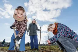 Dankzij boswachter Paula (36) heeft Friesland nu ook een kinderbos, in Oudehorne
