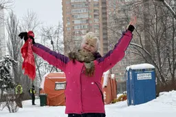 Kyiv vecht tegen de kou na Russische aanvallen. Anna: ‘Dansen en zingen helpen me om warm te blijven’