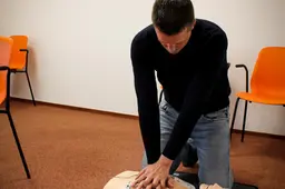 Bang om te reanimeren? Trainer Ko (40) uit Opeinde: ‘Alles wat je kunt doen, is goed’