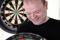 Jakko (55) uit Leeuwarden gooit iedere dinsdagavond darts in café De Rus: ‘Het is een frustrerend leuk spel’