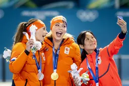 Heel even mag Femke Kok denken aan olympisch kilometergoud, maar Jutta Leerdam blijft onder topspanning overeind