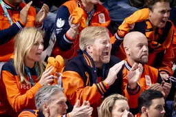 In de catacomben van de schaatshal denderde ik bijna over twee koningshuizen heen | column