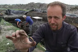 Met deze grote ontdekking voegt archeoloog Marco Bakker (43) een nieuw hoofdstuk toe aan de vroegste Friese geschiedenis
