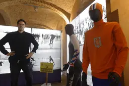 Marco (38) uit Sneek laat met een tentoonstelling de Nederlandse schaatscultuur schitteren in Italië