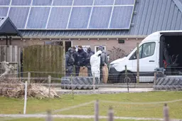 Inval door speciale politie-eenheid in loods bij woning in Minnertsga: twee mensen aangehouden