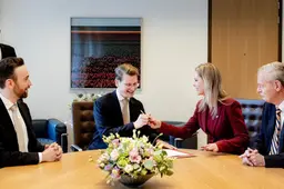 ‘Succes ermee en maak er wat van.’ Femke Wiersma draagt het landbouwministerie over