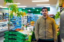 Pirouz van Toko Fresh in Leeuwarden slaat extra in voor ramadan. Deze producten zijn nu extra populair