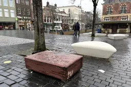 Houten poefjes ineens verwijderd op Nieuwestad Leeuwarden: komen ze nog terug?