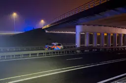 Man overleden door ongeval met politieauto bij Leeuwarden